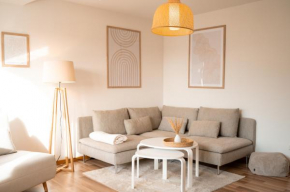 C4S COME4STAY Altötting - 3-Zi Whg I Zentrale Lage I Parkplatz I Balkon I WIFI I SmartTV I 1 Kingsize, 1 Queensize Bett I Office Arbeitsplatz I Wohnbereich mit Couch und Essbereich I voll ausgestattet